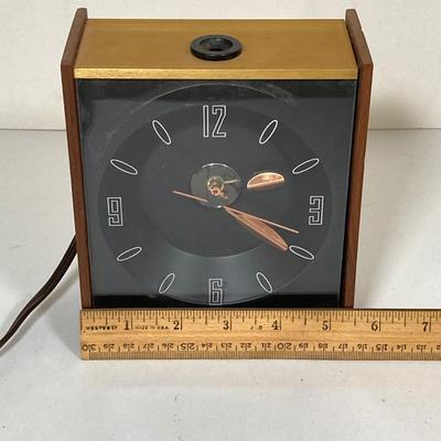 LOT 257: Pair of MCM Mantle / Table Clocks - Peter and More