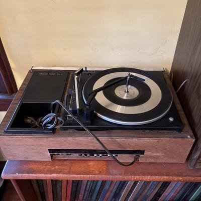 LOT 271: Vintage Ambassador Stereo w/8-Track