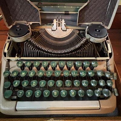 LOT 279: Smith-Corna Silent Super Typewriter w/Carrying Case