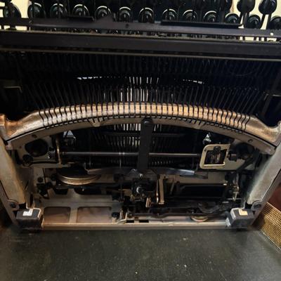 LOT 279: Smith-Corna Silent Super Typewriter w/Carrying Case