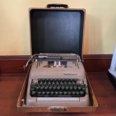 LOT 279: Smith-Corna Silent Super Typewriter w/Carrying Case