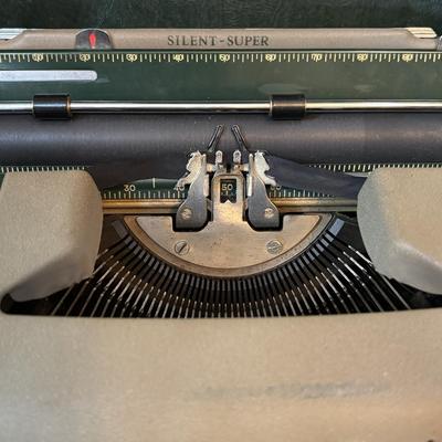 LOT 279: Smith-Corna Silent Super Typewriter w/Carrying Case