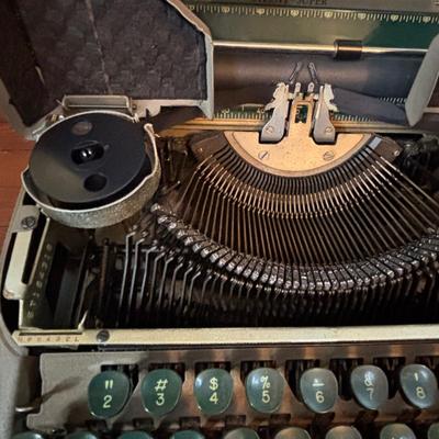 LOT 279: Smith-Corna Silent Super Typewriter w/Carrying Case