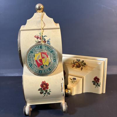 LOT 285: Vintage Schatz Model 4030 with Key, Instructions and Original Box