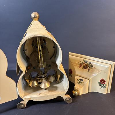 LOT 285: Vintage Schatz Model 4030 with Key, Instructions and Original Box