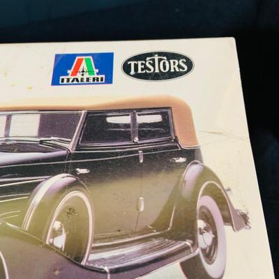 LOT 300: 1922 Cadillac Fleetwood V-16 Testor 1985 Model Kit ad Monogram Classic Rolls-Royce Roadster 1982 Model Kit In Unopened Boxes