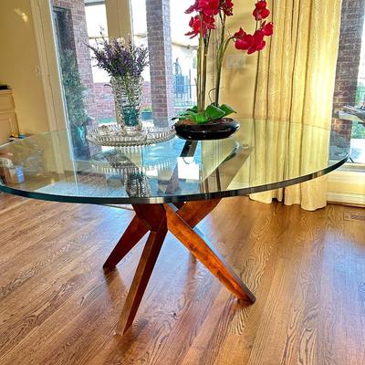 Furniture - Breakfast Room Table - Glass Top w/ chip Plus Decor