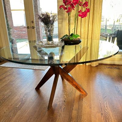 Furniture - Breakfast Room Table - Glass Top w/ chip Plus Decor