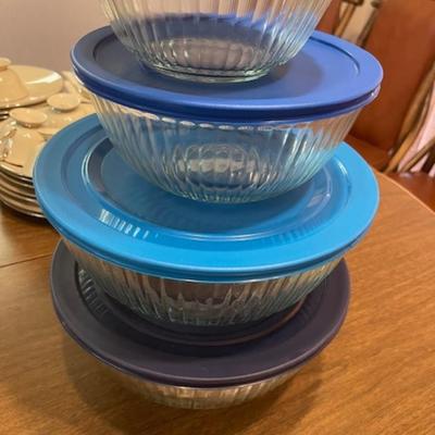 4 Pyrex Glass bowls w lids