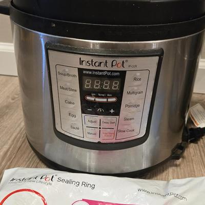 Instapot with Book, Extra Seals, & 2 Stainless Bowls
