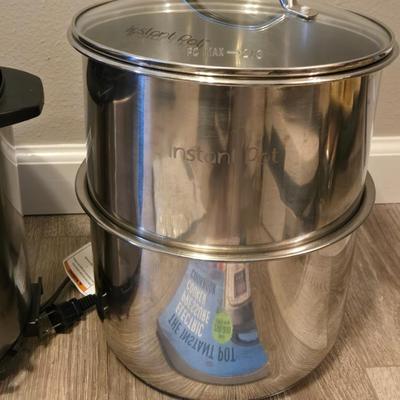 Instapot with Book, Extra Seals, & 2 Stainless Bowls