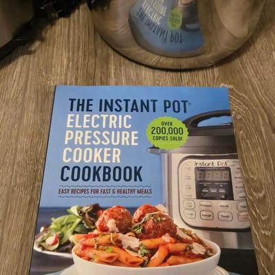 Instapot with Book, Extra Seals, & 2 Stainless Bowls
