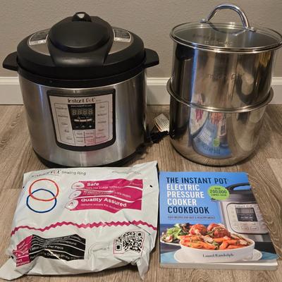 Instapot with Book, Extra Seals, & 2 Stainless Bowls