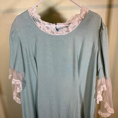 LOT 52B: Vintage Women’s Sleepwear
