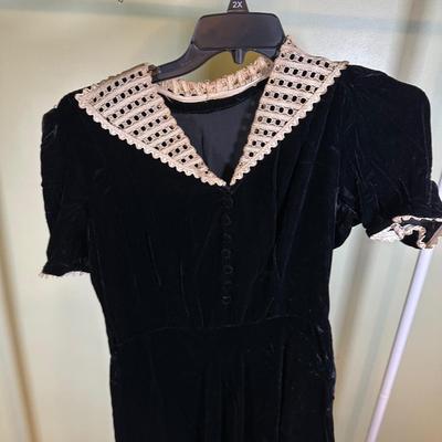 LOT 57B: Beautiful Vintage Dress Collection