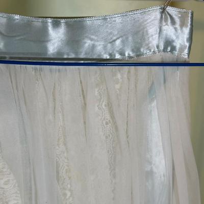 LOT 58B: Vintage Women’s Pants, Skirts & More