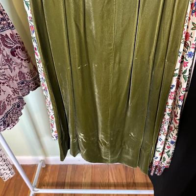 LOT 58B: Vintage Women’s Pants, Skirts & More