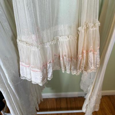 LOT 58B: Vintage Women’s Pants, Skirts & More