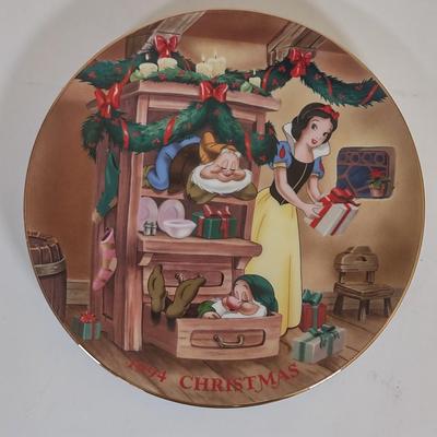 LOT 84D: Various Holiday Decor and Plates