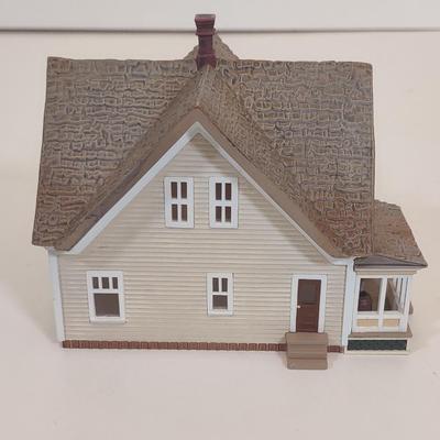 LOT 98D: Sarah Plain and Tall Collectible Houses