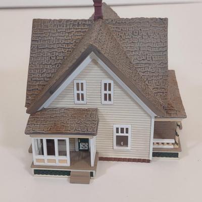 LOT 98D: Sarah Plain and Tall Collectible Houses