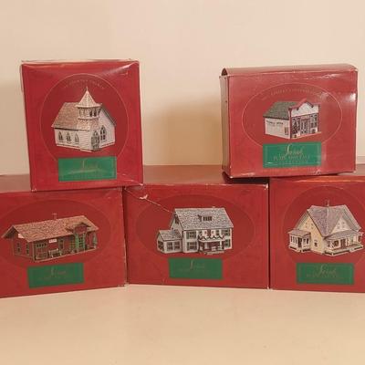 LOT 98D: Sarah Plain and Tall Collectible Houses
