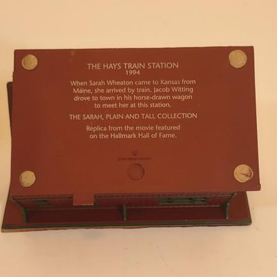 LOT 98D: Sarah Plain and Tall Collectible Houses