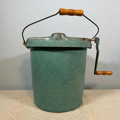 LOT 122A: Vintage Maid Of Honor 6qt Ice Cream Maker