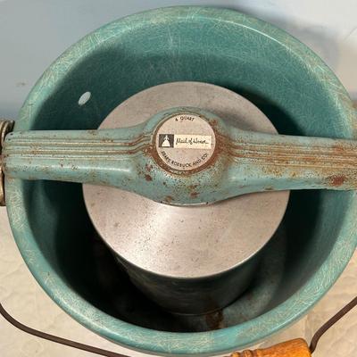 LOT 122A: Vintage Maid Of Honor 6qt Ice Cream Maker