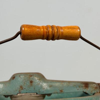 LOT 122A: Vintage Maid Of Honor 6qt Ice Cream Maker