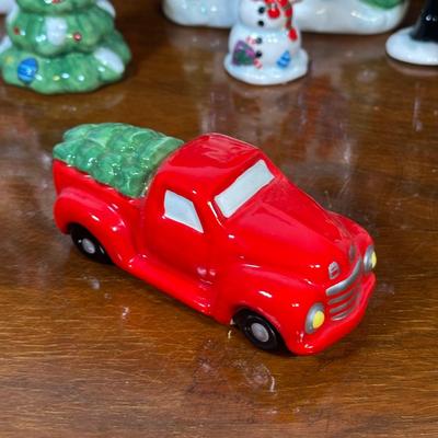 LOT 134B: Vintage Elements 12 Piece Holiday Village Set w/ Box