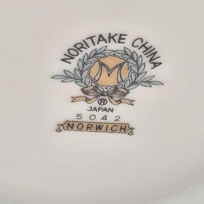 LOT 142L: Noritake China Norwich Japan 5042 Tea Set