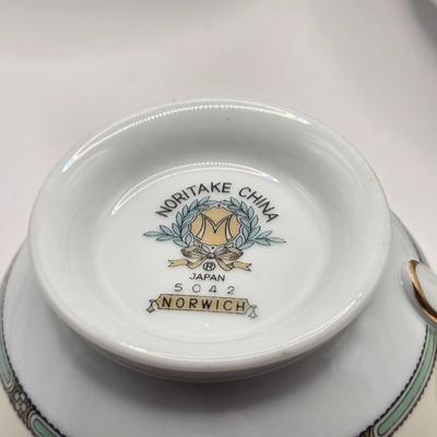 LOT 142L: Noritake China Norwich Japan 5042 Tea Set