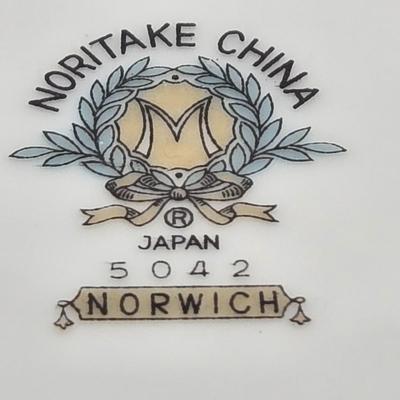 LOT 142L: Noritake China Norwich Japan 5042 Tea Set