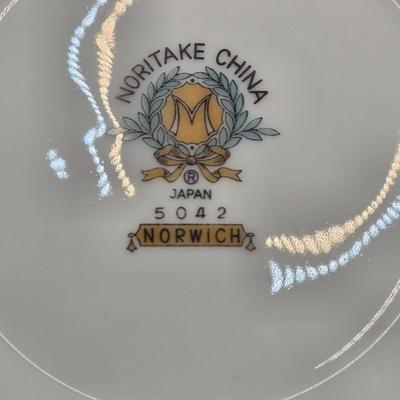 LOT 142L: Noritake China Norwich Japan 5042 Tea Set
