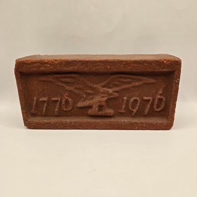 LOT 151L: 1776-1976!!!!!! Bicentennial Plates, Crock, & Brick