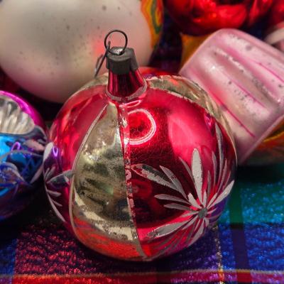 LOT 154L: Vintage Shiny Brite Christmas Ornaments and Others Made in West Germany, Poland, and USA