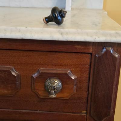 LOT 140L: Marble Top Dry Sink
