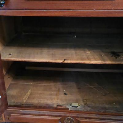 LOT 140L: Marble Top Dry Sink