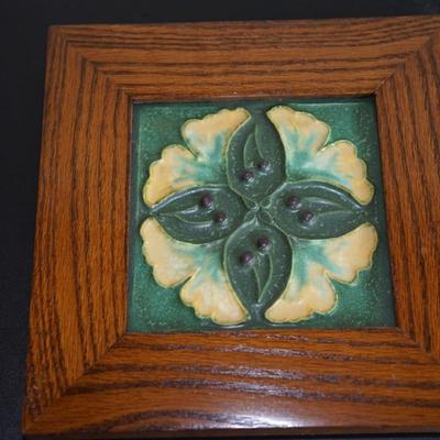 DOOR STUDIO POTTERY SIGNED SCOTT DRAVES MATT GREEN W FOUR LEAVES/BERRIES / OAK FRAME