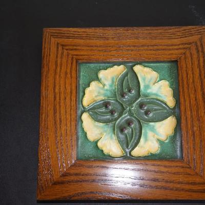 DOOR STUDIO POTTERY SIGNED SCOTT DRAVES MATT GREEN W FOUR LEAVES/BERRIES / OAK FRAME