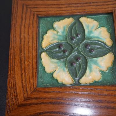 DOOR STUDIO POTTERY SIGNED SCOTT DRAVES MATT GREEN W FOUR LEAVES/BERRIES / OAK FRAME