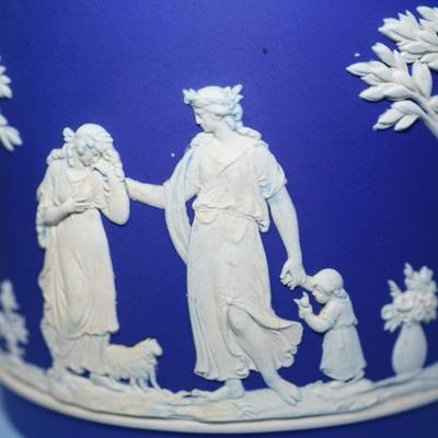 ANTIQUE ENGLISH WEDGWOOD CRACKER JAR OF DARK BLUE