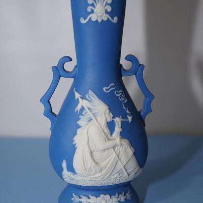 UNIQUE WEDGEWOOD STYLE MEDIUM BLUE JASPERWARE HANDLED VASE/ NATIVE AMERICAN SMOKING PIPE