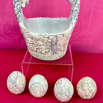 Lot H 916 Jim Shore “Follow Your Path” Decor Carved Basket & Eggs