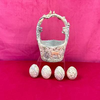 Lot H 916 Jim Shore “Follow Your Path” Decor Carved Basket & Eggs