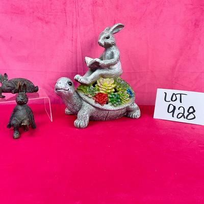 Lot J 928 Outdoor Resin Solar Bunny & Turtle Light