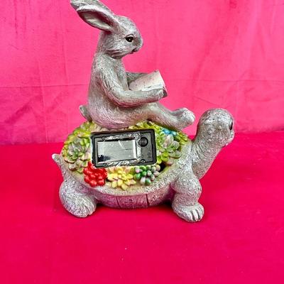 Lot J 928 Outdoor Resin Solar Bunny & Turtle Light