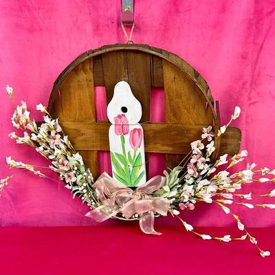Lot H 934 Oxford Picket Fence Wreath on Bushel Basket Lid