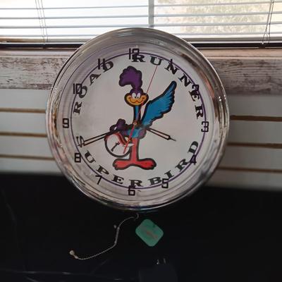 ROAD RUNNER WALL CLOCK WITH PULL CHAIN ON/OFF